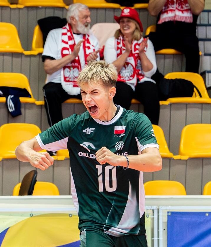 ❗️ Arkadiusz Wlazły, syn legendy polskiej siatkówki Mariusza Wlazłego, zadebiutował dziś w narodowych barwach podczas turnieju Mistrzostw Europy Wschodniej U-17. 🇵🇱

▪️ 83% pozytywnego przyjęcia 
▪️ 63% efektywności w ataku (5/8)

Foto: CEV
#młodygangłysego