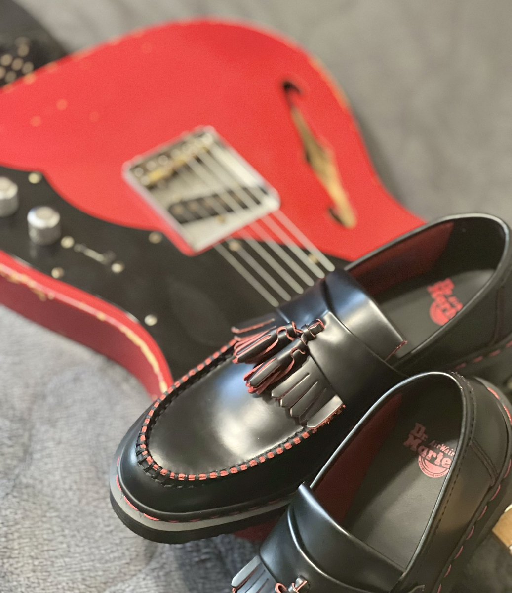 smith_veuve's tweet image. ドクターマーチン初めて買った気がする！
今年のクリスマスライブはこんな感じで🎄

#DrMartin
#fender