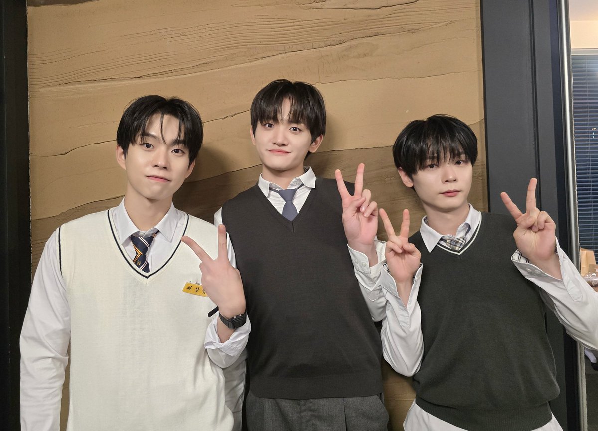 [#LUCY] 251121 7th EP '선' 1:1 포토 이벤트 &amp; 오프라인 팬사인회 완료✔️

떠드느라 시간 가는 줄 몰랐던 학급회의 시간💙
차렷, 열중쉬어 왈왈이에게 경례👋

#루시 #신예찬 #최상엽 #조원상 #선