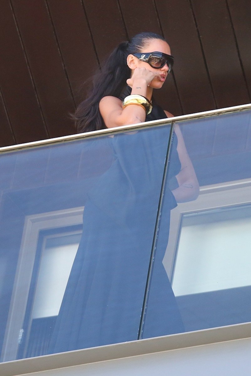 dualipanoticia's tweet image. Dua lipa en el balcón del hotel @ Rio De Janeiro