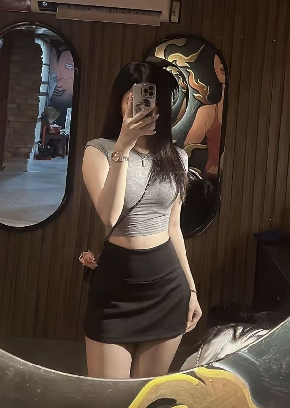 Mirror lighting hits different when the fit is fire 🔥
Keeping it simple but never basic 💁‍♀️✨📸🔥
 #mirrorpic #fitcheck #ootdstyle #glowu