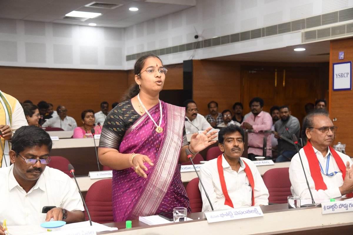 GVMC_VISAKHA's tweet photo. విశాఖపట్నం నగరపాలక సంస్థ సర్వసభ్య (సాధారణ) సమావేశంలో మొత్తం 131 అంశాలకు కౌన్సిల్ ఆమోదం తెలిపిందని నగర మేయర్ శ్రీ పీలా శ్రీనివాసరావు గారు పేర్కొన్నారు. శుక్రవారం ఆయన కౌన్సిల్ సభ్యులు, జీవీఎంసీ కమిషనర్ శ్రీ కేతన్ గార్గ్ ఐఏఎస్ గారు,, జీవీఎంసీ అధికారులతో కలసి జీవీఎంసీ ప్రధాన కార్యాలయంలోని కౌన్సిల్ సమావేశ మందిరంలో సర్వసభ్య (సాధారణ) సమావేశం నిర్వహించారు.

#gvmc #visakhapatnam #councilmeeting #gvmcmeeting #citygovernance #urbanadministration #ketangarg
#cleanvizag #saynotoplastic #ecovizag 

@AndhraPradeshCM
@Ketangargmickey
@SwachhBharatGov
@SwachhaAndhra
@SwachSurvekshan
@swachhbharat
@MoHUA_India
@AmritMahotsav
@CDMA_Municipal
@pibvijayawada