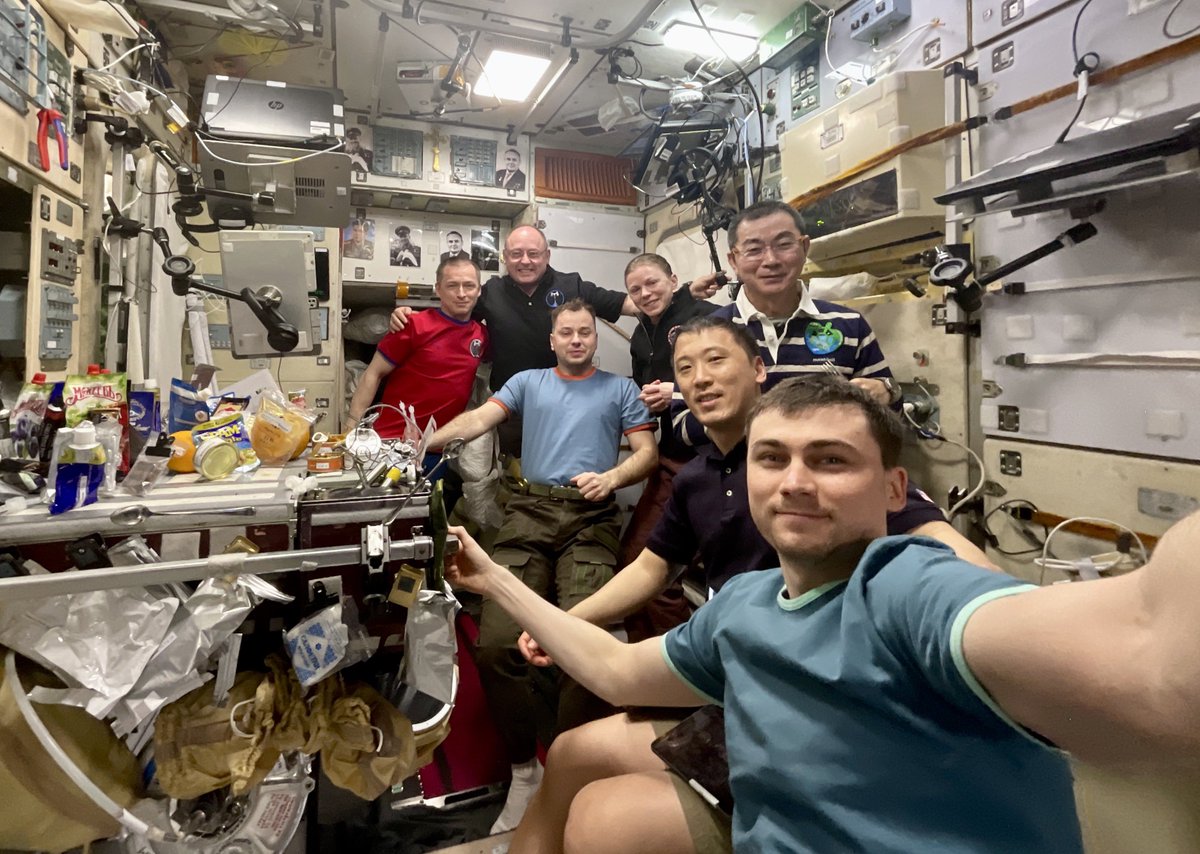 AstroIronMike's tweet image. Between experiments, repairs, and the daily dance of living in microgravity, we make time for moments like this.
A snapshot of teamwork, friendship, and the human spirit that keeps the @Space_Station orbiting strong after 25 years.