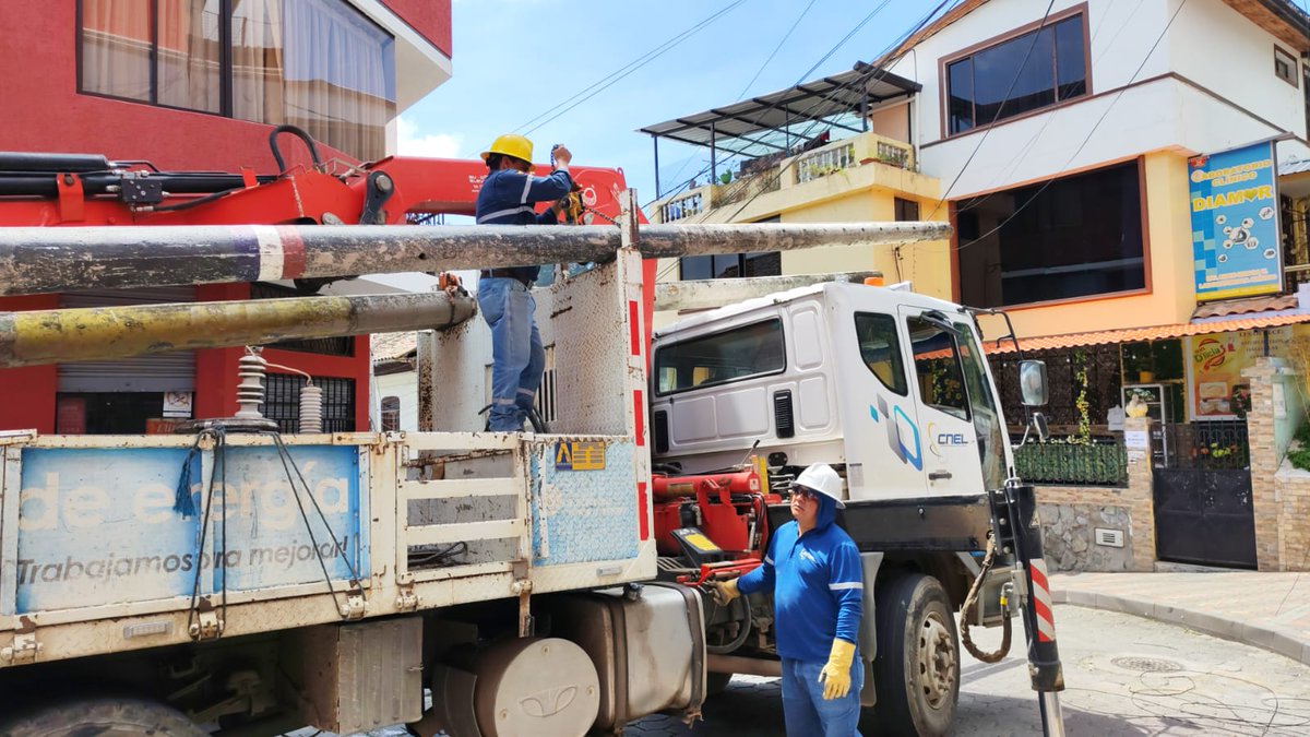 CNEL_EP's tweet photo. ✅ BOLÍVAR

Nuestro equipo técnico ejecuta trabajos de retiro de siete postes que han cumplido su vida útil en el centro de Guaranda.

Esta intervención forma parte de nuestro programa de mantenimiento preventivo y mejora de la infraestructura eléctrica, con el objetivo de garantizar un servicio más seguro y eficiente para todos los habitantes.