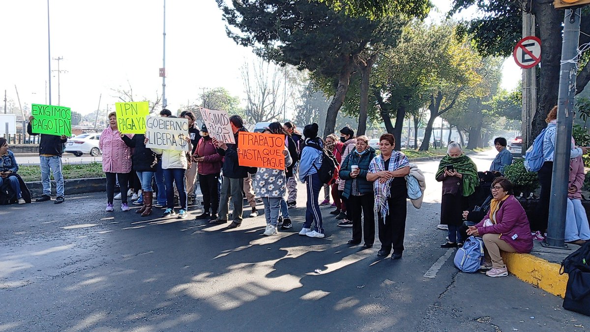 Un grupo de trabajadores de mantenimiento se manifiestan sobre periférico sur en carriles laterales  afuera del IPN  en la zona de Arenal Tepepan. Más información por <a href="/AztecaNoticias/">Fuerza Informativa Azteca</a> <a href="/ahoramasoficial/">Ahora Más</a> <a href="/OVIALCDMX/">OVIAL_SSCCDMX</a> <a href="/IPN_MX/">IPN</a>