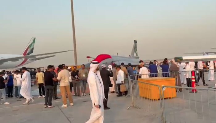 دبئی ائیرشو ختم ہونے کے بعد بھی گھنٹوں تک جے ایف 17 تھنڈر کے گرد لوگوں کا رش رہا
 
پاکستانی فضائیہ کا دستہ ائیر شو کے اختتام پر جے ایف 17 پر سرخ کپڑا ڈال کر چلا گیا مگر پاک فضائیہ کے فینز متواتر کئی گھنٹے تک پاکستان کی پہچان جے ایف 17 کے ارد گرد جمع رہے اور تصاویر بنواتے رہے