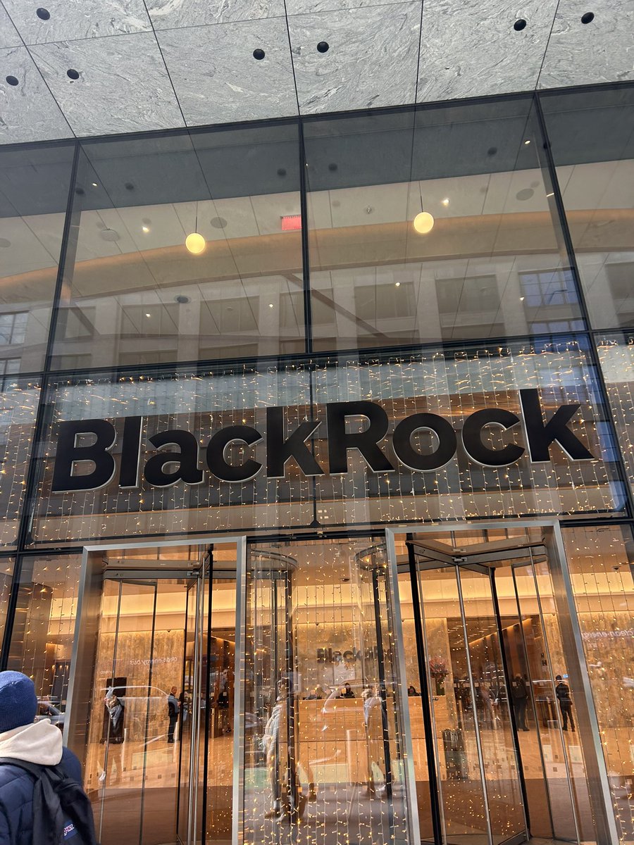 Robert_46R's tweet photo. #BlackRock #NewYorkCity 📈📉 #WallStreet #Bitcoin https://t.co/l7hUpe1zNe