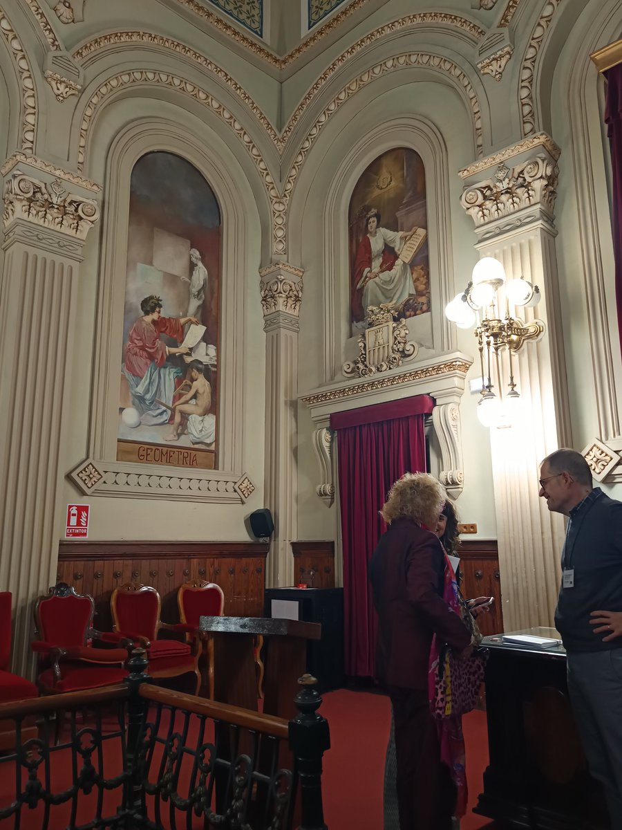 Ja a l'IES Ribalta de Castelló, a punt d'inaugurar la 23ena Jornada d'Història de la Ciència i l'Ensenyament! Enguany la celebrem a Castelló sota l'atenta mirada de la Geometria <a href="/schct/">SCHCT</a>