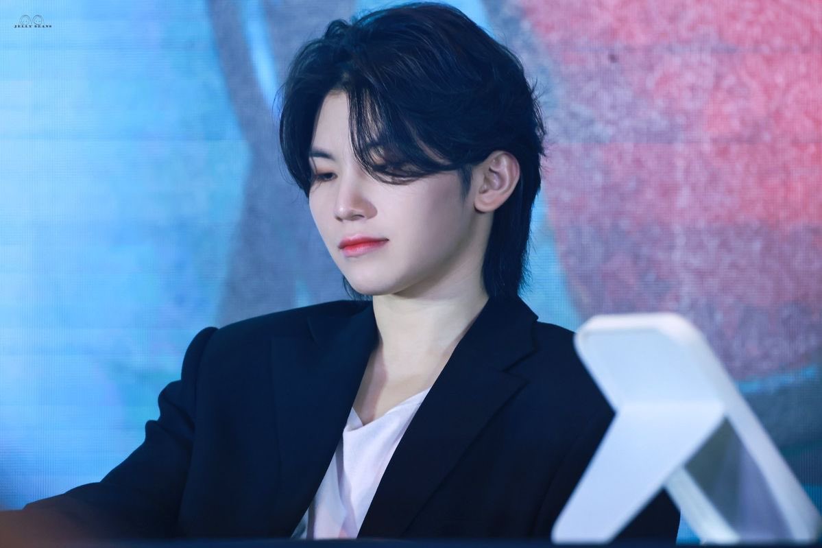 다치지 말고 아프지 말고 건강하게 돌아올 날을 기다릴께 생일 축하해 지훈아🤍

#우지를_사랑하게된건_운명이기때문이야
#OurDestinyWOOZIday