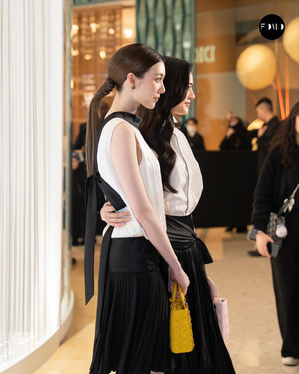 LingOrmTagTrend's tweet photo. โอบไม่ปล่อยเลยน้าาา 🙂‍↕️

LINGORM DIOR AT MACAU
#LingOrm_DiorMacau4Seasons https://t.co/mYeyhro5Fh