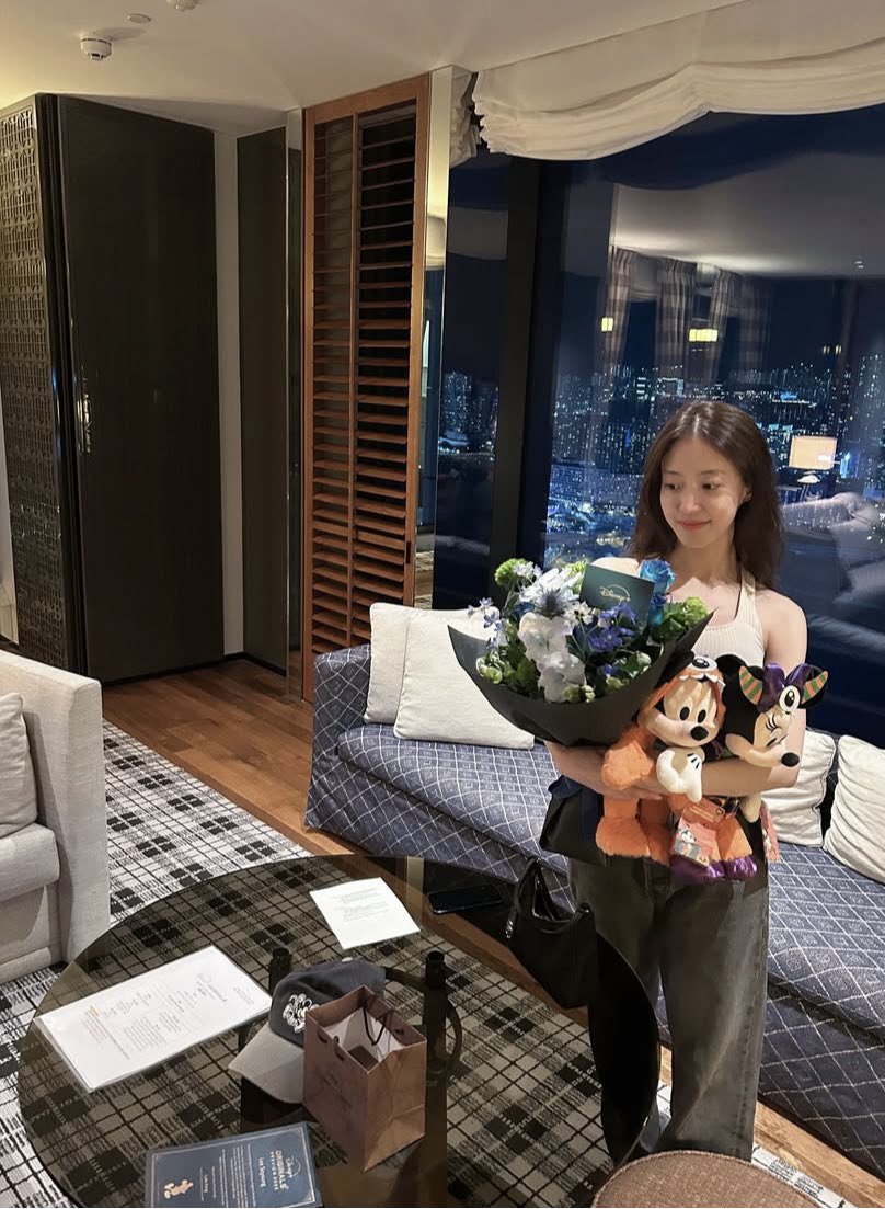 A child in her.Our Baby Sey with her stuff toy Mickey❤️❤️❤️
#LeeSeyoung