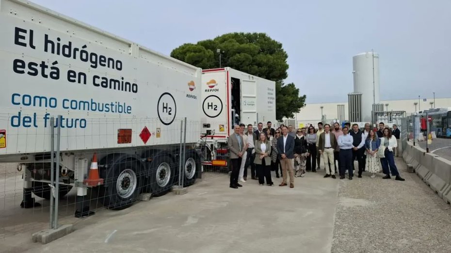 fuelcellsworks's tweet image. Aragón strengthens its #hydrogen ecosystem, from a pioneering ‘hydroliner’ to renewable synthetic fuels. With the Aragón Hydrogen Foundation, the region advances #cleanenergy and future mobility.

#Hydrogen #EnergyTransition #EFuels #Innovation 

fcw.sh/AycZxG