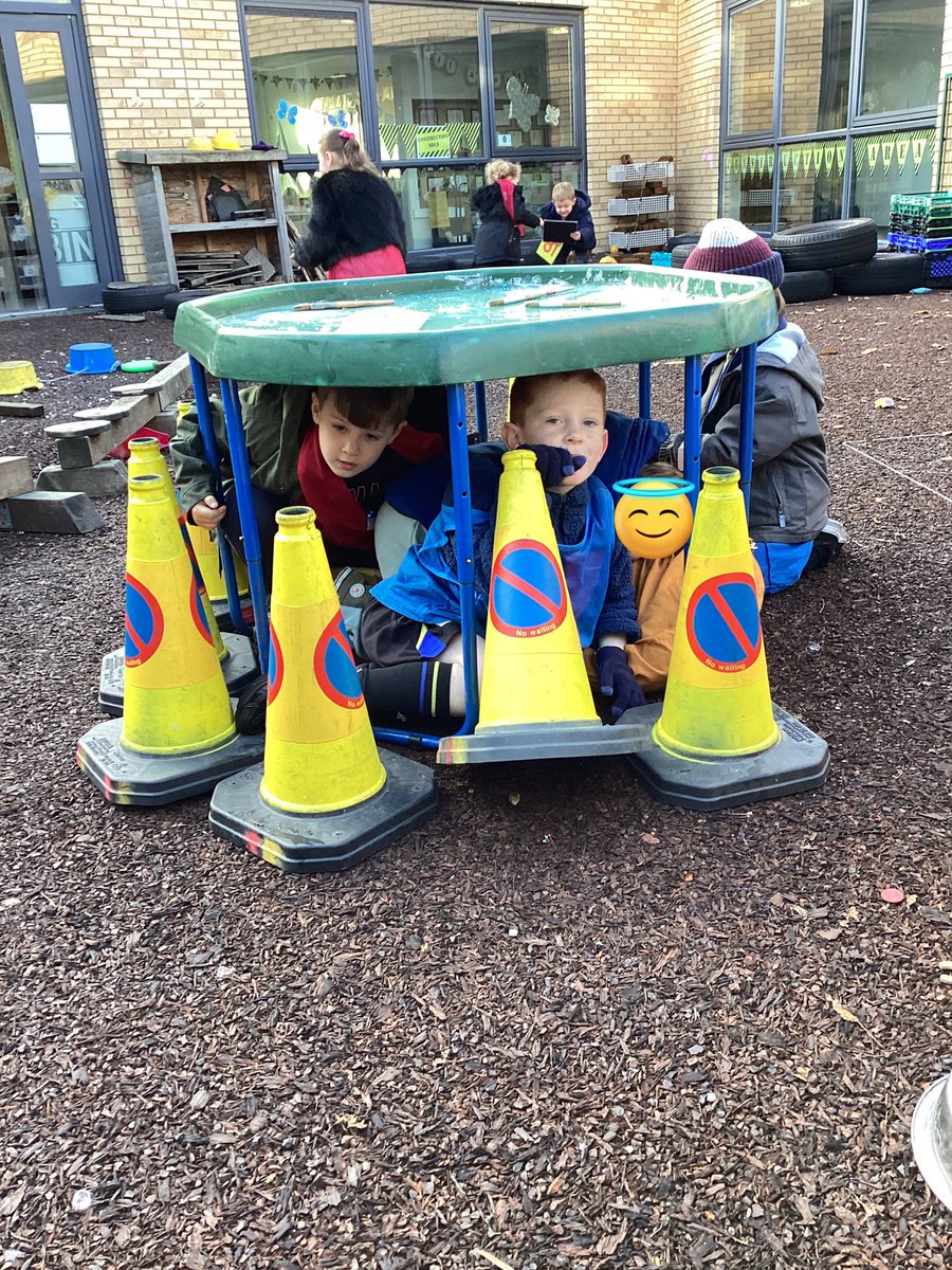 SpringwellRecep's tweet image. We have been extremely busy today, we used hammers to smash the ice, cutters to cut out shapes in leaves, built a den and enjoyed more performances 💜🥰 @Springwellpark_