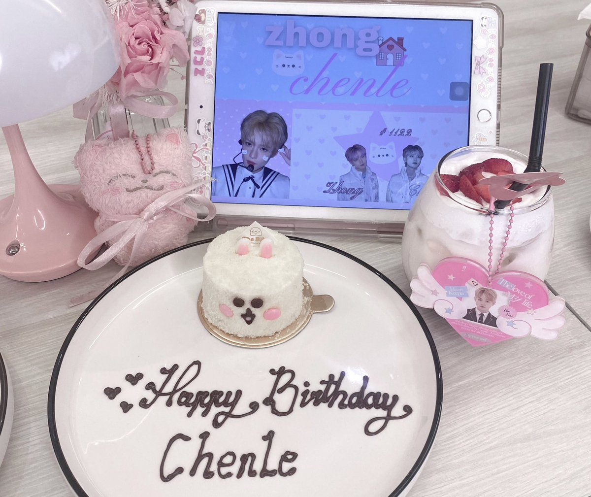 🧁💗♪ ♡

Curious Cat Chenle Day
#천러선배_24번째생일_축하해로 
#LucidStarCHENLEDay