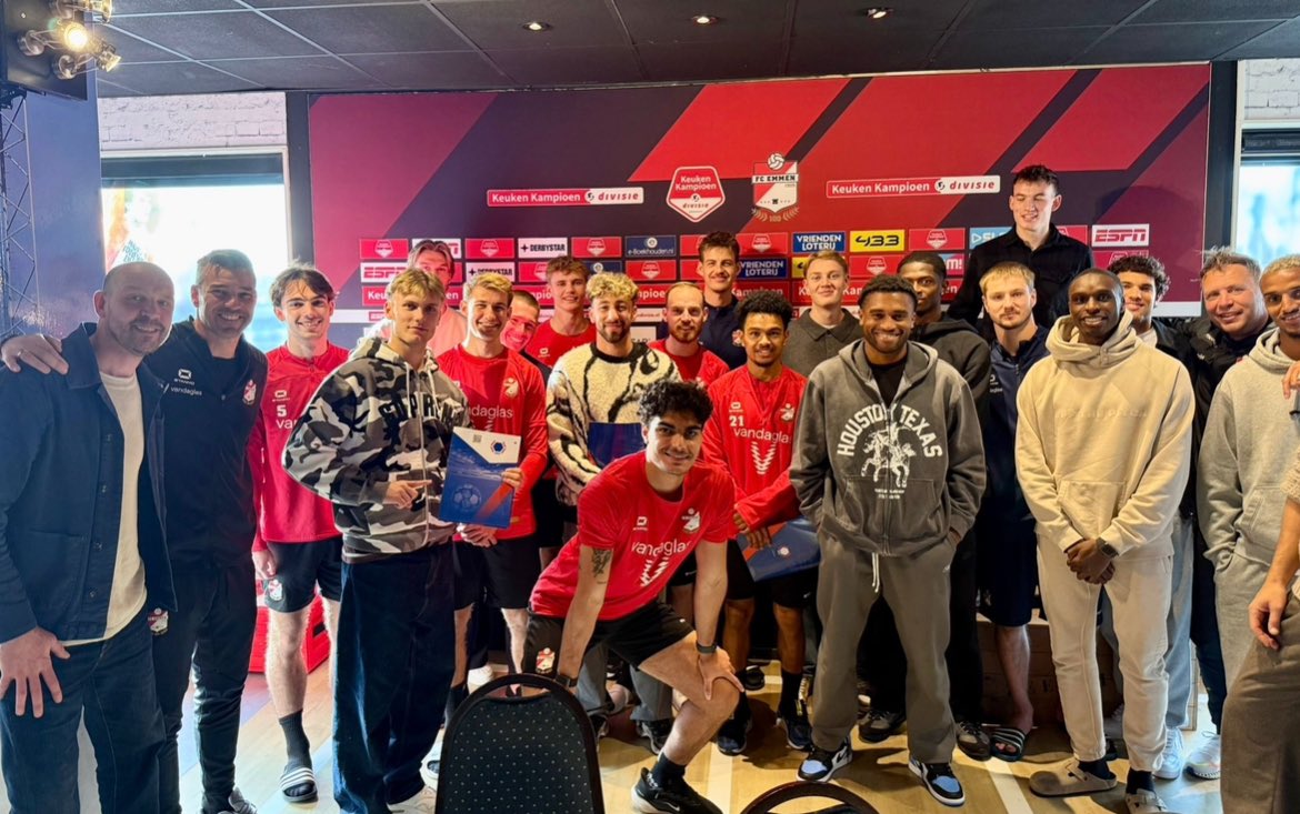 spelersvakbond's tweet image. Mooi spelersgroepbezoek aan @fc_emmen gehad!

Arjan Ebbinge: ”Onderwerpen die oa aan bod kwam waren de VVCS Red Button app, matchfixing, de gokregels en mogelijkheid van een gokstop. Ook het VVCS Meldpunt Discriminatie is besproken.” 

#spelersgroepbezoek #fcemmen #vvcs