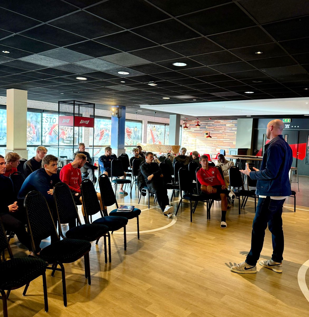spelersvakbond's tweet image. Mooi spelersgroepbezoek aan @fc_emmen gehad!

Arjan Ebbinge: ”Onderwerpen die oa aan bod kwam waren de VVCS Red Button app, matchfixing, de gokregels en mogelijkheid van een gokstop. Ook het VVCS Meldpunt Discriminatie is besproken.” 

#spelersgroepbezoek #fcemmen #vvcs