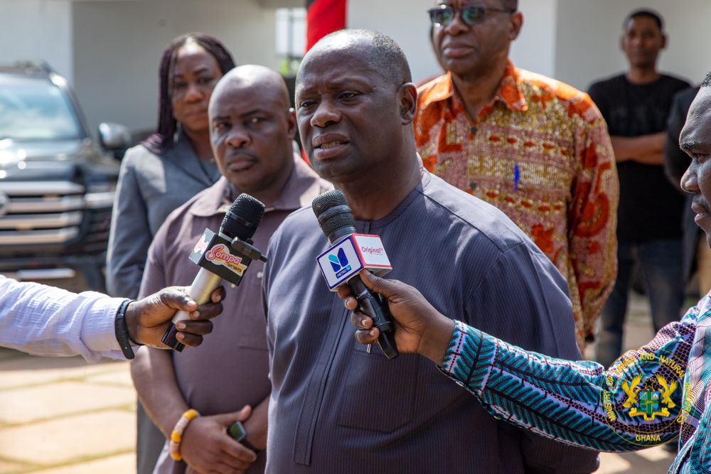 mincommgh's tweet photo. LANDS MINISTER COMMISERATES WITH NAIMOS TASKFORCE OVER DEATH OF COLLEAGUE #MINCOM, #MLNR https://t.co/9I1PXFtmJS