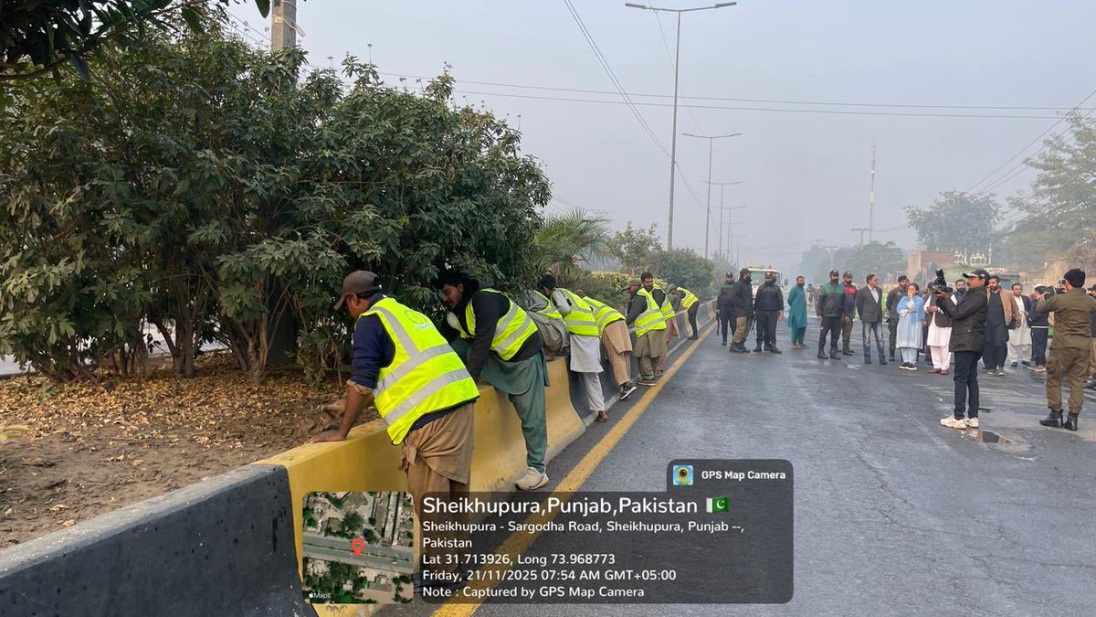 MaryamNSharif's tweet image. Champs in green armour washing and scrubbing the length and breadth of Punjab 💚👏🏻