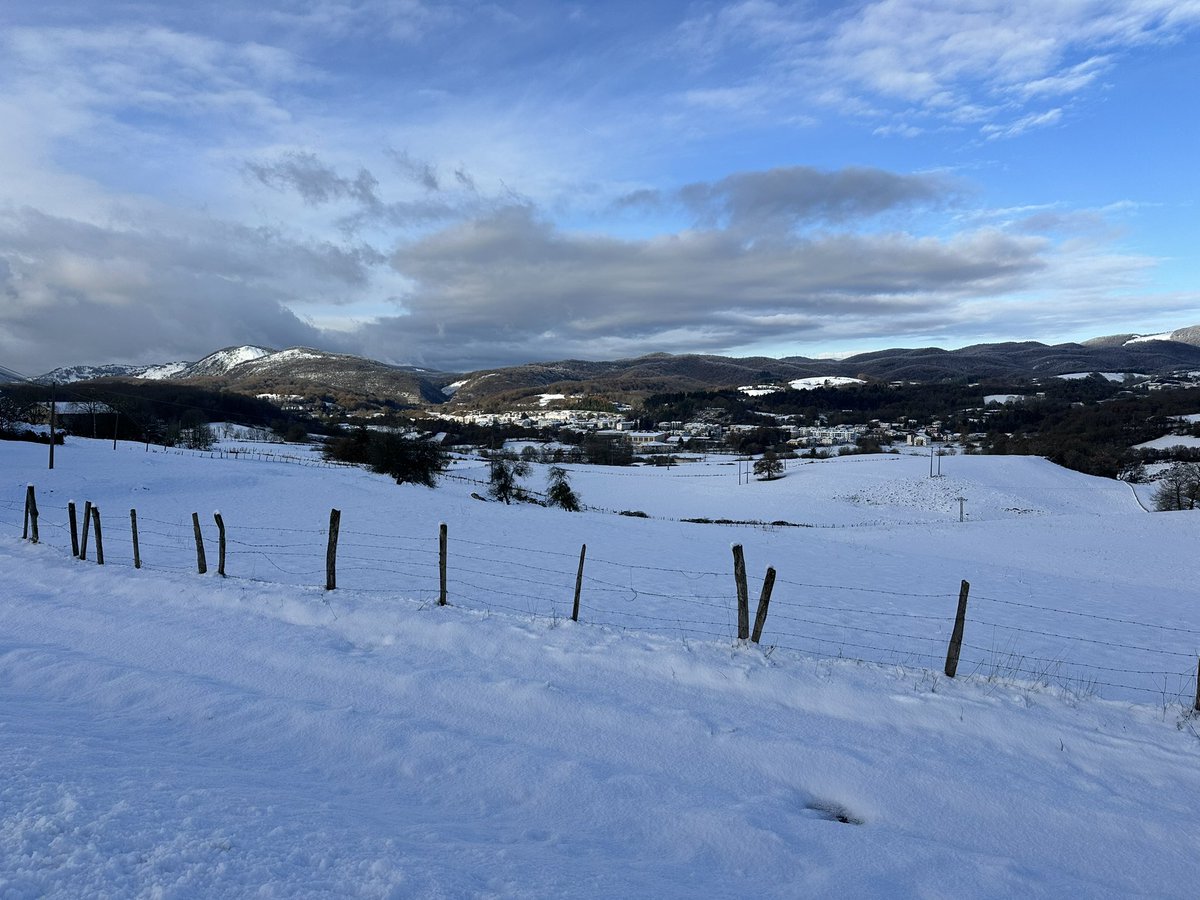 Bonita nevada en el valle de #Larraun

18cm en #Alli a 620m