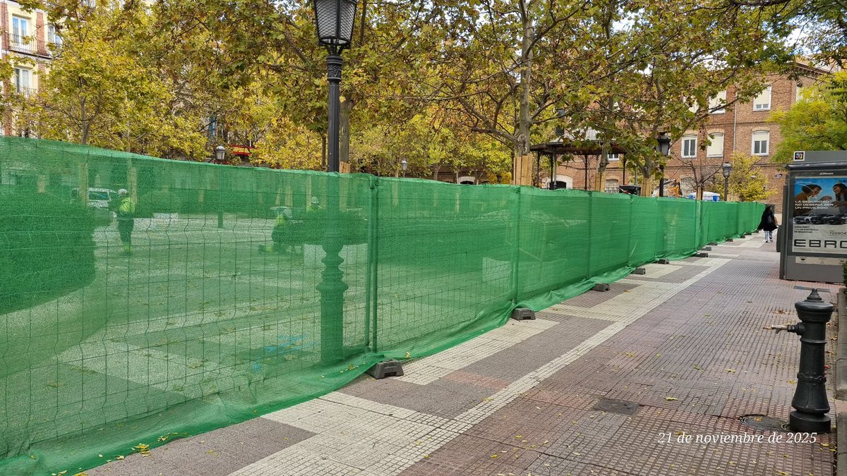 carmenja1's tweet photo. Parece que este año en lugar de decorar la Plaza de Chamberi de Navidad como años anteriores que era una preciosidad, nos tocan obras y plaza cerrada al  paso y uso de peatones. No podían haber empezado las obras después de Reyes? #Chamberí https://t.co/GkTUTD9sDh