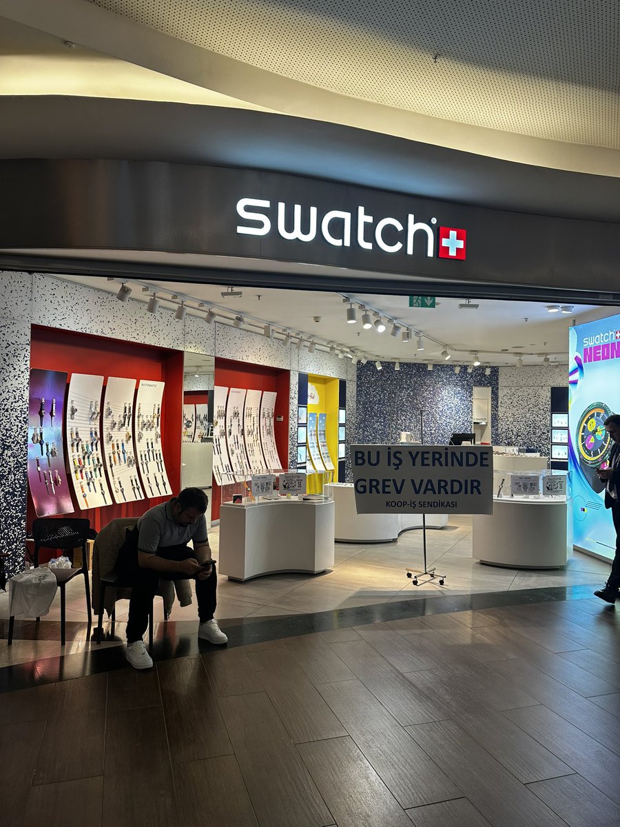icandevapp's tweet photo. Mall of İstanbul Swatch şubesine geldim bir modele yakından bakmak istedim. Grev varmış içeri almıyorlar 👀 @Swatch @swatchturkiye https://t.co/CMGZ1zLvFg