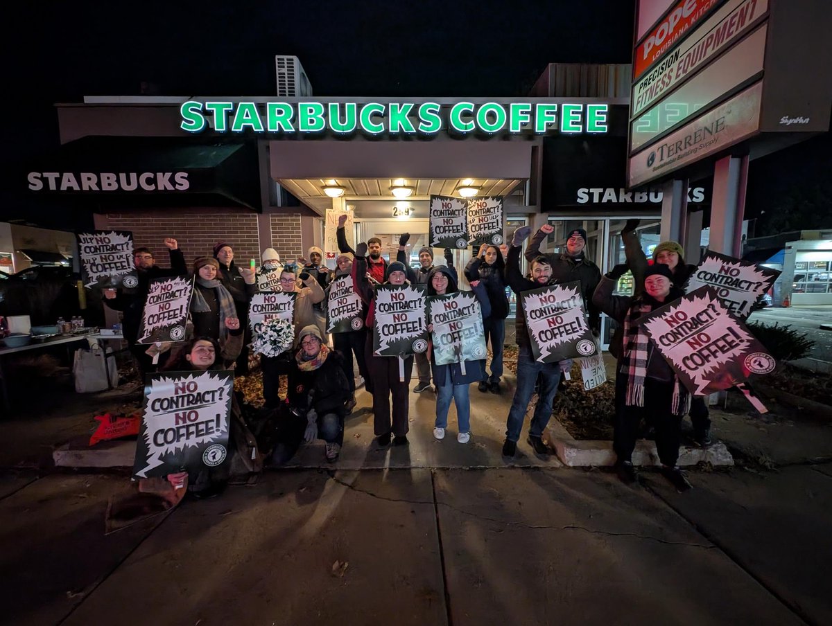 SBWorkersUnited's tweet image. It&apos;s DAY NINE of our national, open-ended ULP strike - and we&apos;re not slowing down.

Show some love to our striking baristas in Newton, MA and remember: DON&apos;T BUY STARBUCKS while baristas are on strike! ✊ #NoContractNoCoffee