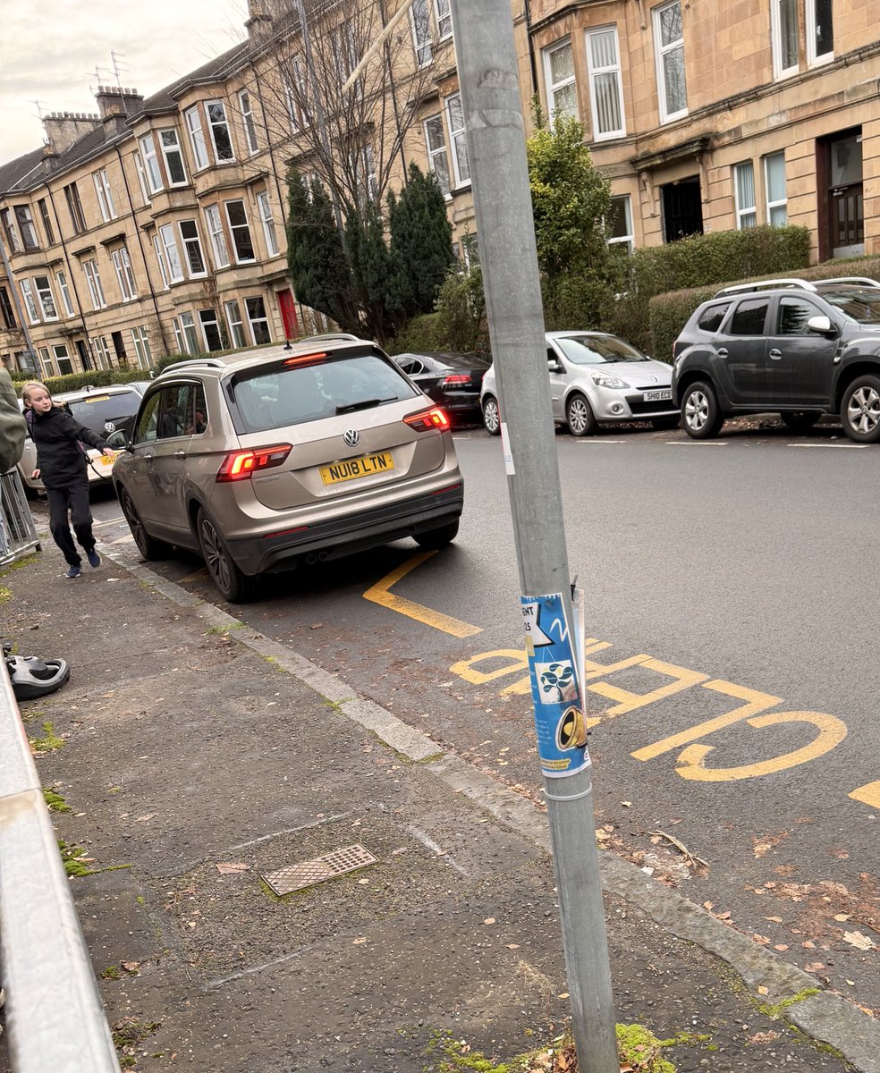 David_Shawlands's tweet photo. Parents endangering children to pick up children. 

It always amazes me how people can suddenly park elsewhere when @MyGlasgowCC assigns tragic wardens. 

@GlasgowCC @LangsidePri 
#shawlands https://t.co/Aam4ErVcyD