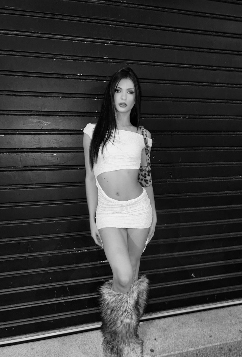 Diosakristal1's tweet photo. vuelvo ha estar activa perritos , activa para presenciales #findom #fingoddes #diosa https://t.co/jGIto2UaO9