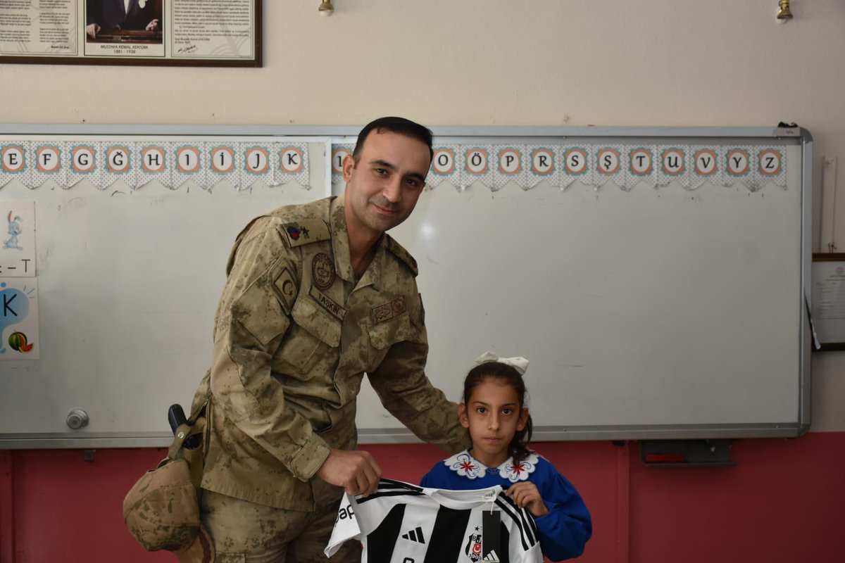 Teşekkürler <a href="/Besiktas/">Beşiktaş JK</a> ..

Bugün ilçem Dargeçit’te Beşiktaş Genel Kurulu Dostluk Grubu’ndan <a href="/haciademir/">Hacı Demir</a> , Ahmet Gediz Tatar, Özcan Altunkaya, Dargeçitli hemşerimiz Şişli SGK Müdürü Cemil Kaya ve Mardin  Beşiktaşlılar Derneği Başkanı Kadir Kerimoğlu’nu misafir ettik. 

Kılavuz