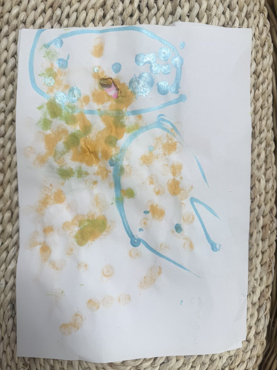 SimisolaTomori's tweet image. Picked my daughter up from school today and she told me she created a masterpiece. She proudly showed me this artwork and said, “Mummy, I drew you.”

Guys… how is this me? 😂😂
