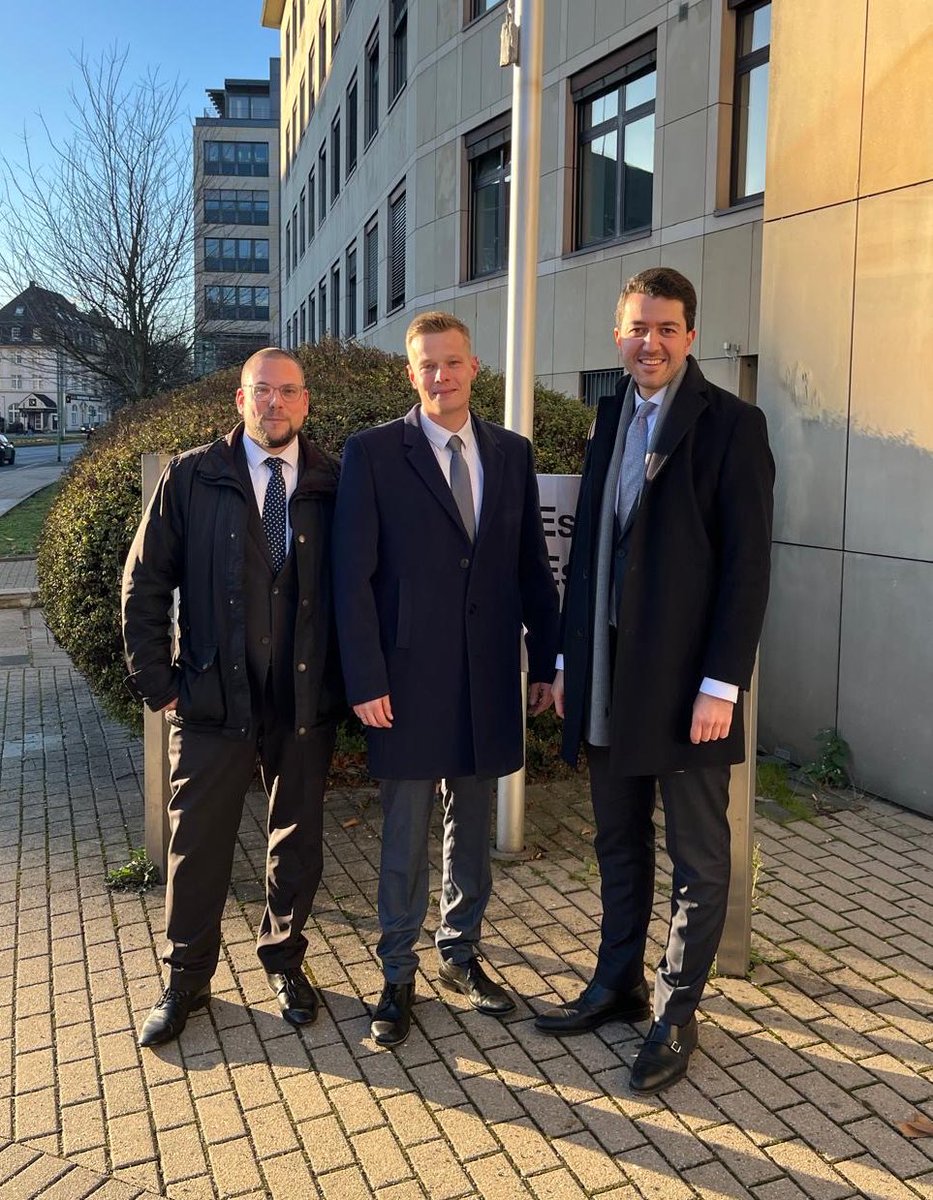 RA_Conrad's tweet image. Update vom LG Essen: Das Gericht hat heute mündlich dargelegt, dass alle streitigen Aussagen im Buch von @M_Ostermann zulässig sind. Ein großer Erfolg für die #Meinungsfreiheit! Um das Verfahren hier und heute zu beenden, wurde ein Vergleich geschlossen, der minimale Änderungen…