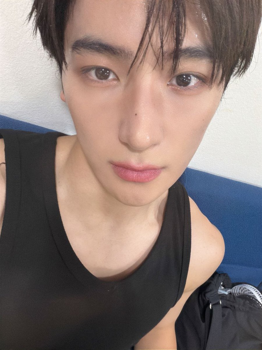 251122 12:03 AM KST 🎁💬

🎁 yo
🎁 i miss fu bao
🎁 since it’s chengdu ㅋㅋ
🎁 they say it’s where fu bao lives
🎁 [photo]
🎁 hyunbao
🎁 [photo]
🎁 hyunbao