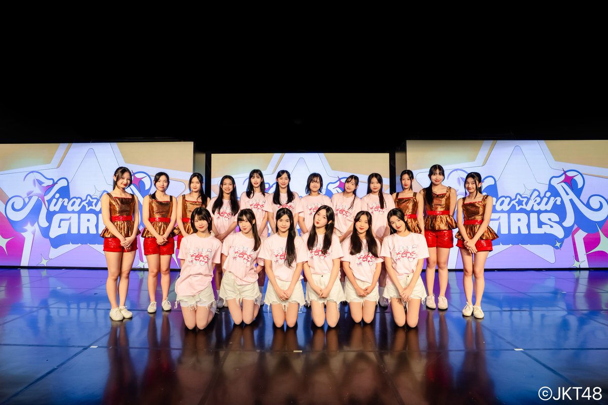 officialJKT48's tweet image. Malam ini penuh cahaya, senyuman, energi, dan mimpi yang akhirnya memancarkan cahaya-nya✨

Kira Kira Girls tampil dengan pesona terbaiknya, dari yang paling cute hingga paling powerful💖🔥
Terima kasih sudah menyaksikan langkah awal perjalanan kami.
Mari terus melangkah, tumbuh,…