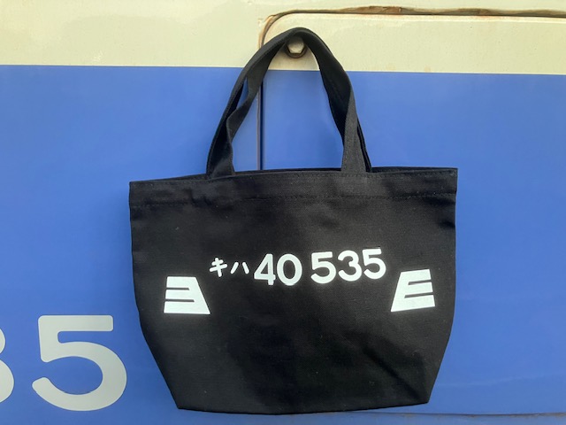 ♬新グッズを販売します♬

11/29、11/30開催の万博鉄道まつり2025で先行販売！
北条町駅では12/1（月）AM９時より販売します！

①キハ40もちもちキーホルダー
価格：1,100円（税込）

②キハ40ランチトートバック
※両面プリント
価格：1,100円（税込）

詳細はWEBページへ
hojorailway.jp/topics/2025/15…