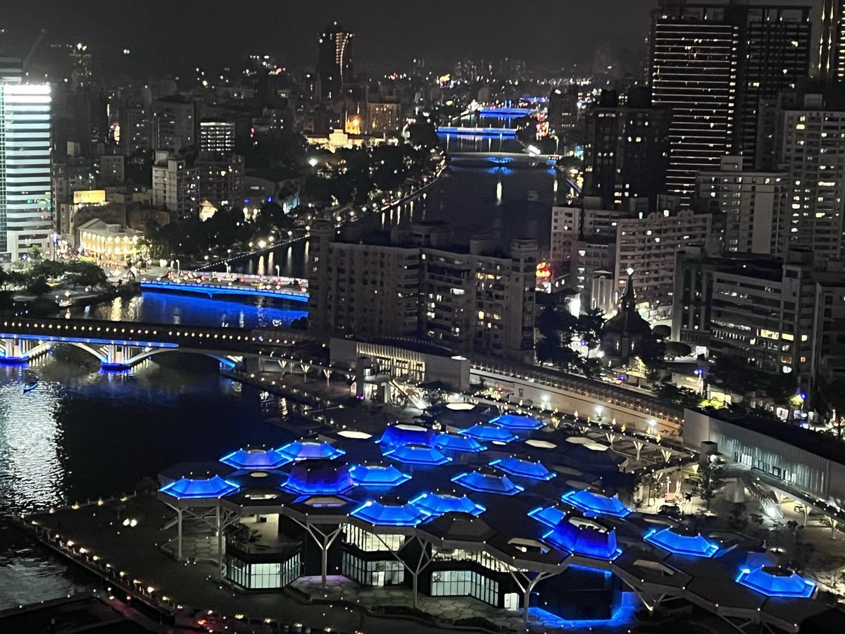 카오슝 공연장 파란 응원봉 물결