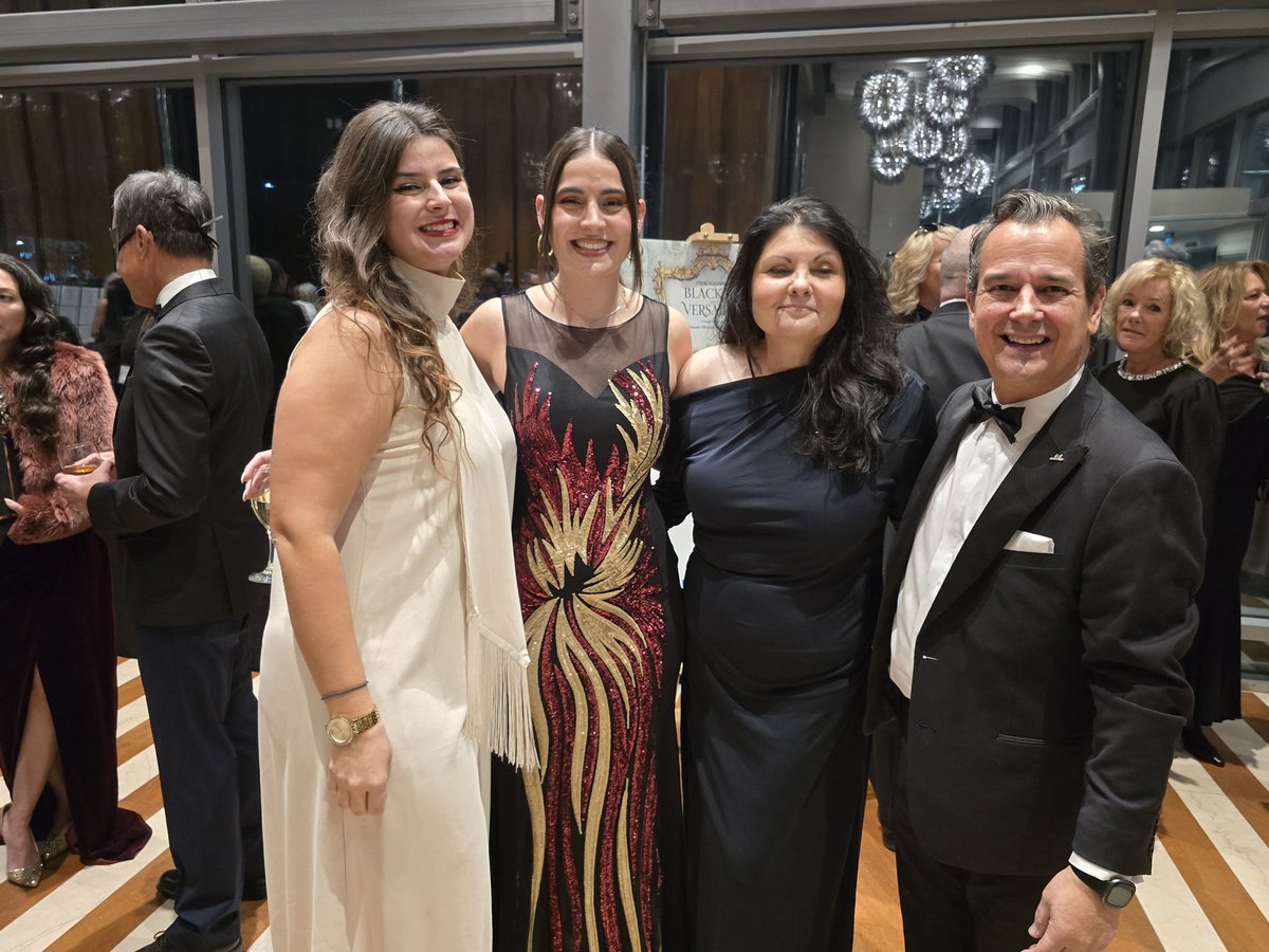 DaskoWard1's tweet image. The annual MAC fundraiser, the MACsquerade Ball&apos;s Black Tie &amp;amp; Versailles was incredible. A vibrant room of celebrating the arts in Mississauga.
With a solid foundation in place, the best in arts excellence in the City is very bright #supportthearts #supportlocalartists