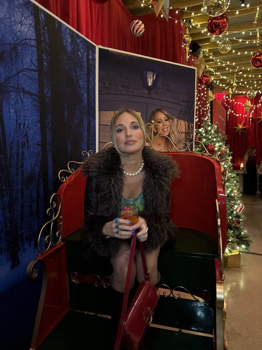 buffalofoodslut's tweet image. Santa baby. All I want is the Bills to go to the #SuperBowl #sendhelp