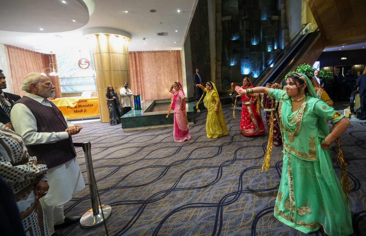 sambad_odisha's tweet image. ଜି-୨୦ ଶୀଖର ସମ୍ମିଳନୀରେ ଯୋଗଦେବାକୁ ଦକ୍ଷିଣ ଆଫ୍ରିକାରେ ପହଞ୍ଚିବା ପରେ ପ୍ରଧାନମନ୍ତ୍ରୀ ନରେନ୍ଦ୍ର ମୋଦୀଙ୍କୁ ଭବ୍ୟ ସ୍ବାଗତ ପ୍ରଦାନ କରାଯାଇଛି...
#Sambad #NarendraModi #G20 #Johannesburg #PM