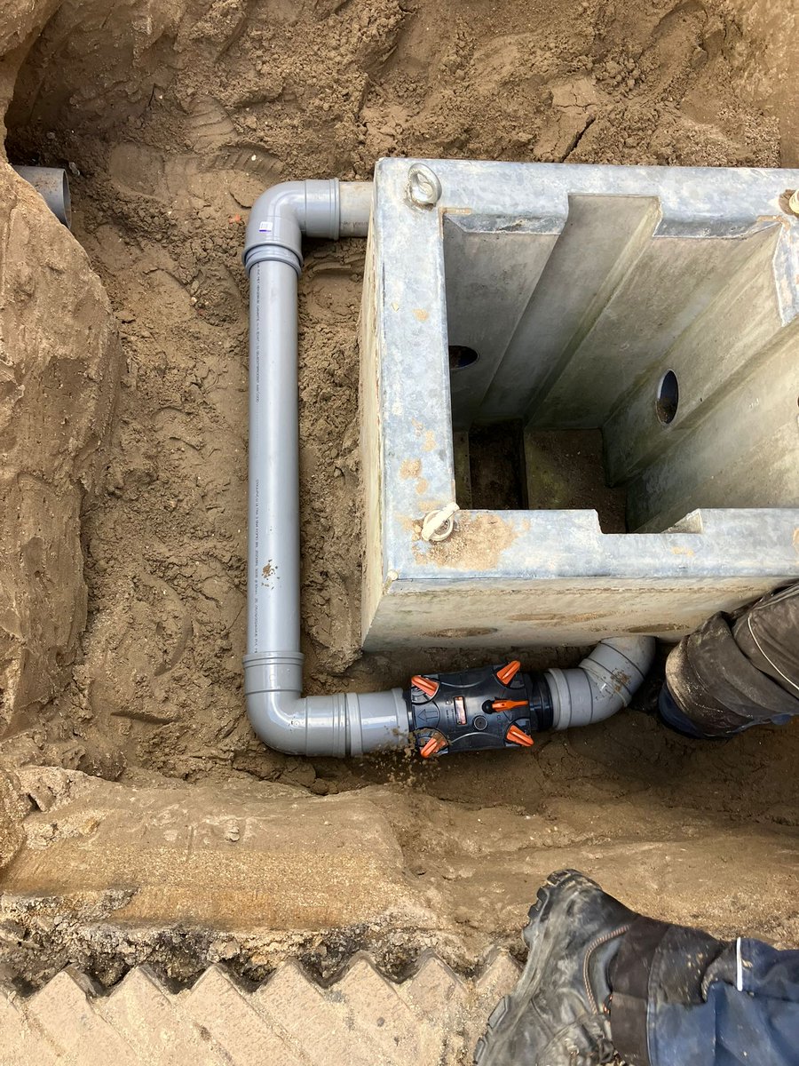 ptvanderplas's tweet photo. Op de Voorstraat in Katwijk aan Zee is ter hoogte van de Louwestraat een extra poller aangelegd. 
Op verzoek van onder andere winkeliers en bewoners is deze geplaatst. 
De poller blijft nog even buiten gebruik. Dit ivm wachttijd bij netbeheerder tbv aansluiting op elektranet. https://t.co/m8Ew2h0O4c