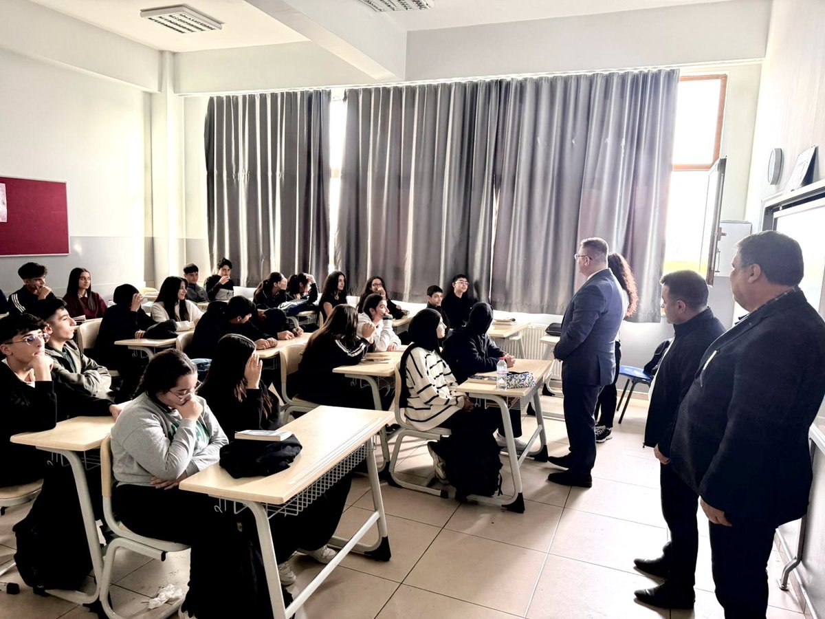 TC_sancaktepe's tweet image. 🔷️Kaymakamımız @naifyavuz, Ömer Halisdemir Anadolu Lisesi’ni ziyaret ederek; okulda incelemelerde bulundu ve yürütülen eğitim faaliyetleri hakkında bilgi aldı.

📌Ardından sınıfları gezerek öğrencilerle buluşan Kaymakam Naif Yavuz, gençlerle sohbet edip onların hedef ve…