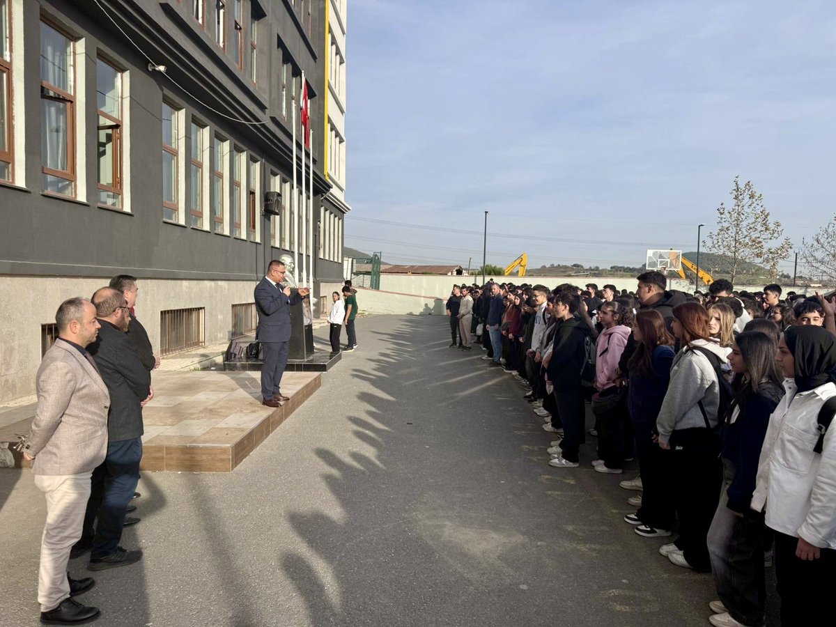 TC_sancaktepe's tweet image. 🔷️Kaymakamımız @naifyavuz, Ömer Halisdemir Anadolu Lisesi’ni ziyaret ederek; okulda incelemelerde bulundu ve yürütülen eğitim faaliyetleri hakkında bilgi aldı.

📌Ardından sınıfları gezerek öğrencilerle buluşan Kaymakam Naif Yavuz, gençlerle sohbet edip onların hedef ve…