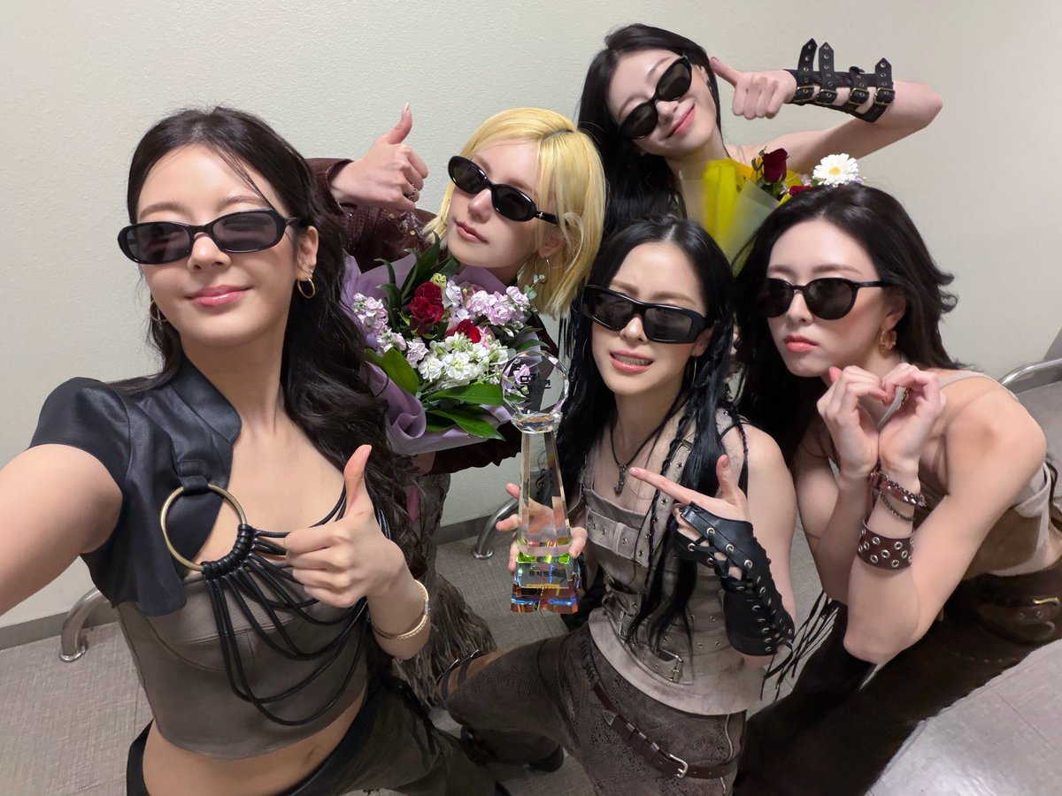 ITZY_WT's tweet image. 🚨 MIDZYS

Don&apos;t slow down now. 1 win is not enough, ITZY deserves more, and we can secure their second win this Sunday. This achievement will mark the group&apos;s 50th Music Bank win.

Please continue collecting and purchasing rubies on the Higher app. pre-voting will be this Sunday…