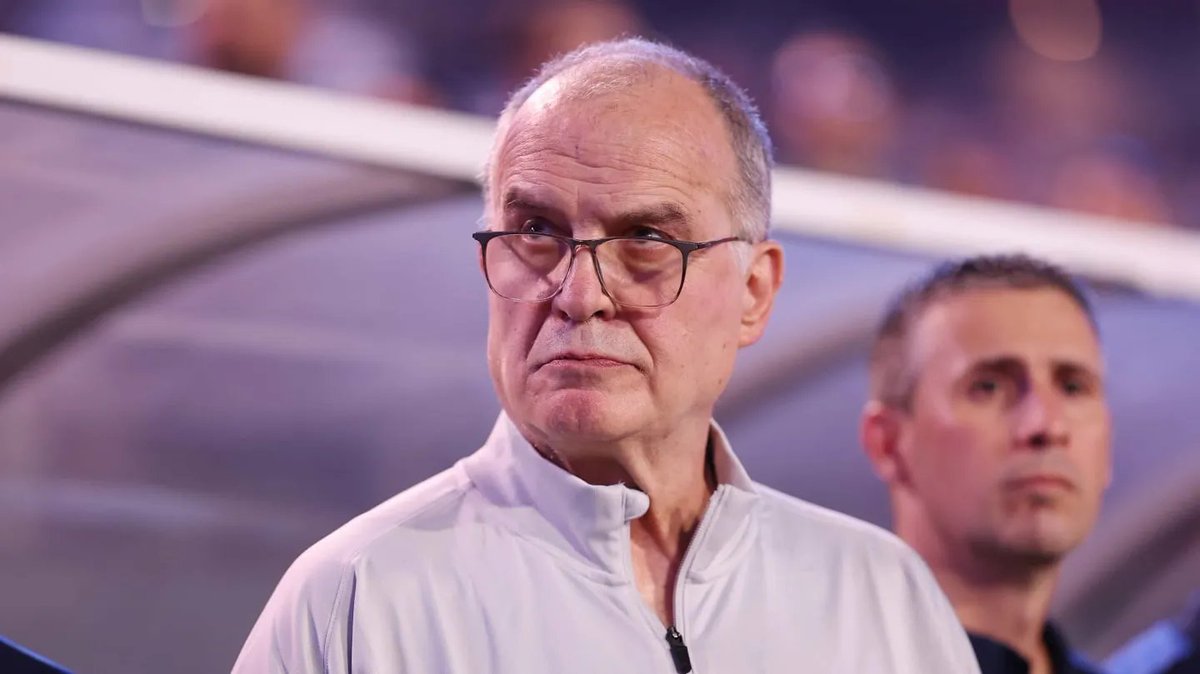 TouchlineX's tweet image. 🚨🗣️ Marcelo Bielsa on losing games after his recent poor form with Uruguay:

“I am a great generator of tension. When I arrive, the atmosphere becomes tense. That’s why I appear so little...  I am toxic. Having a relationship with me makes the other person worse.&quot;

&quot;I&apos;m kind of…