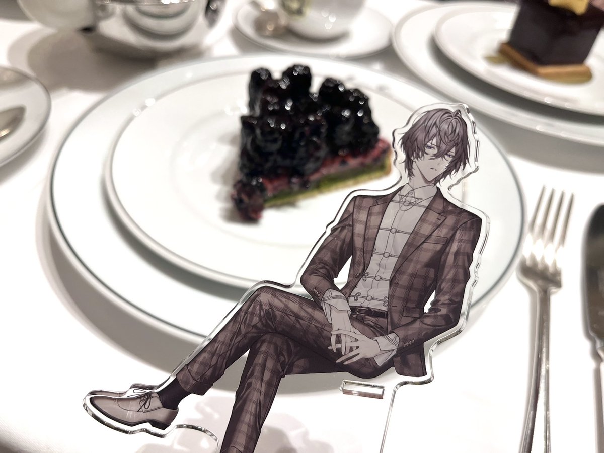 本日(もう昨日)流れでオフ会となり、かわいいワーらと優雅に紅茶とケェキを頂きましたの写真です
充板(借りました)と撮影するなどもしました 高級感のあるテーブルに負けない顔面