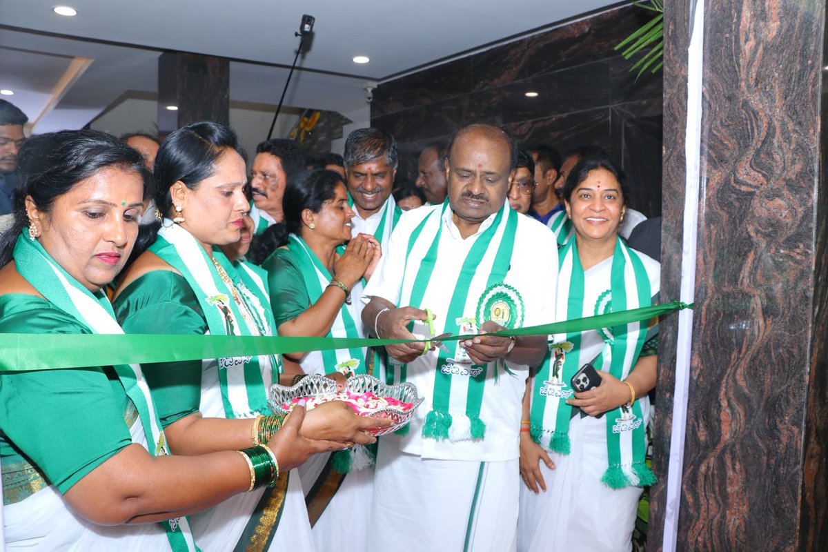 JanataDal_S's tweet image. 25 ವರ್ಷಗಳ ರಜತ ಮಹೋತ್ಸವ ಸಂಭ್ರಮಾಚರಣೆ ವೇಳೆ ಜೆ.ಪಿ. ಭವನದಲ್ಲಿ "ಪಕ್ಷ ನಡೆದು ಬಂದ ದಾರಿ" ಹಾಗೂ ಶ್ರೀ "ಹೆಚ್.ಡಿ.ದೇವೇಗೌಡರ ಬದುಕು ಮತ್ತು ಸಾಧನೆಗಳು" ಪ್ರದರ್ಶಿನಿಯನ್ನು ಕೇಂದ್ರ ಸಚಿವರು ಹಾಗೂ ರಾಜ್ಯಾಧ್ಯಕ್ಷರಾದ ಶ್ರೀ  @hd_kumaraswamy ಅವರು ಉದ್ಘಾಟಿಸಿದರು.

#ಜೆಡಿಎಸ್ #ಬೆಳ್ಳಿಹಬ್ಬ  
#JDS #25years
#SilverJubilee