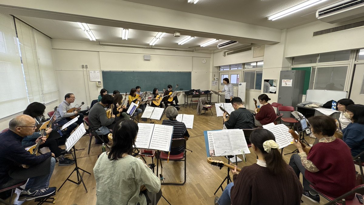 KobeMandolin's tweet photo. 明日１１月２２日に練習を行います。
まだまだ曲の全体像をつかむまでには至っていませんが、年内の練習もあとわずかですので、団員一同頑張って参ります！ご都合よければ見学にお越しください。
（画像は前回１１月９日の練習風景です）
#神戸　#マンドリン　#合奏 https://t.co/r2OkP2td7Z