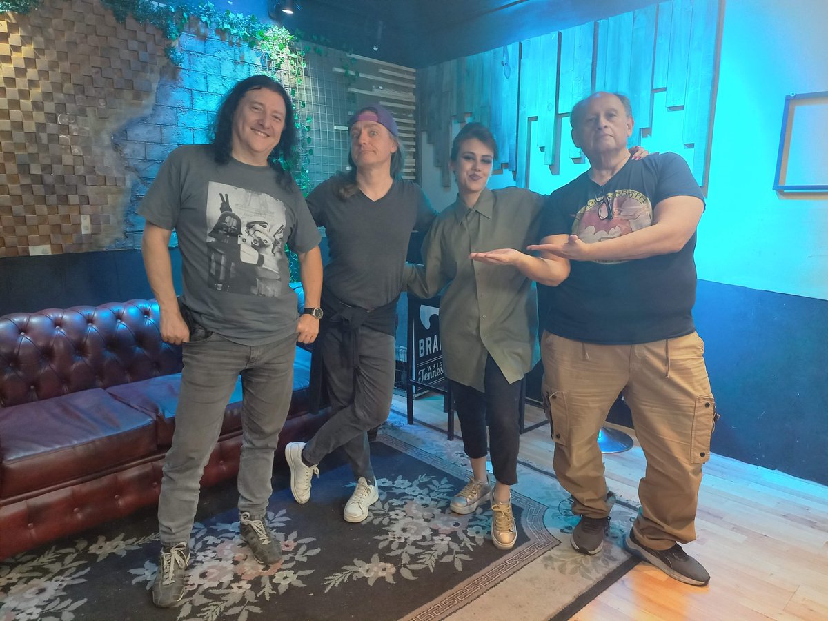 Esta semana en La Nave Express desfilan los más famosos detectives de la Literatura y un poco también del cine. Programa completo aquí:
youtube.com/live/ZKeD4ojpa…