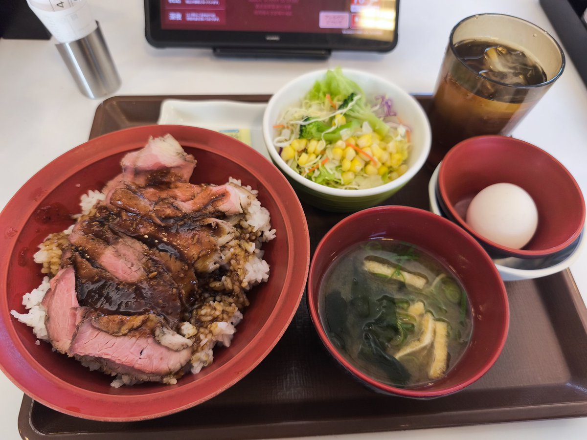 pu1go's tweet image. そういえばすき家のローストビーフ丼もおとといたべました。
こちらは見た目は写真と違いますがタレがかなりご飯が進む味で美味しかったですね！
ローストビーフ丼て結構ぼんやりした味が多い気がするので結構美味しかったです🤤