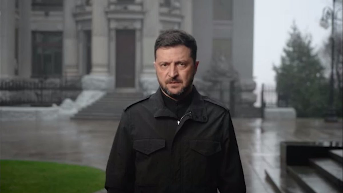 TheOtherSideRu's tweet image. 🇺🇦 Zelensky releases a 10-minute video address to the people of Ukraine

The core message: Ukraine must either lose a key partner in the United States and face a brutal winter alone, or lose its dignity by accepting the 28-point peace plan with Russia

Zelensky insisted he will…