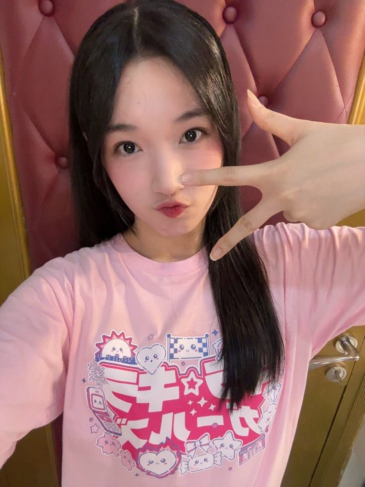 Delynn_JKT48's tweet image. AAAA SERU BANGET MALAM INI!! gimana setlist barunya? keren banget kan 🤩🙌🏻 bersyukur banget bisa dipercaya jadi center... speechless banget tapi happy 🥹💗 makasih yaa udah kasih energi yang luar biasa, terima kasih sudah menjadi alasan aku berdiri di sini.